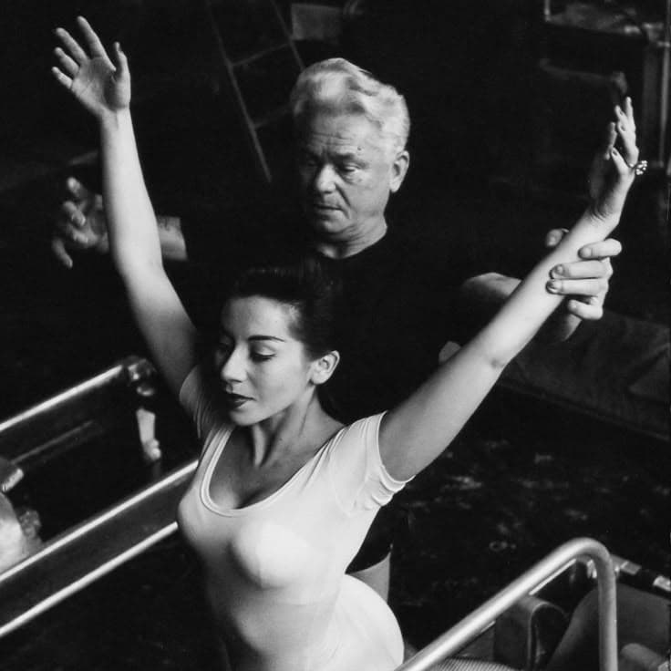 Joseph Pilates guida una lezione individuale, foto storica in bianco e nero