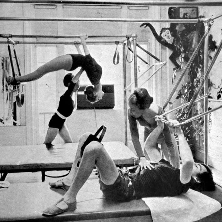 Lezione Pilates in piccolo gruppo sui macchinari, foto storica in bianco e nero